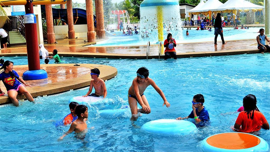Bayou Lagoon Park Resort Malacca Exterior photo